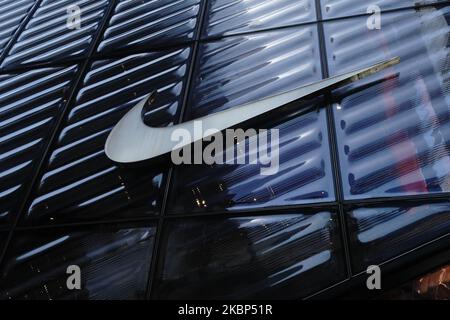 Vue sur Nike Store pendant la pandémie du coronavirus sur 20 mai 2020, 5th Ave., New York. Le COVID-19 s'est répandu dans la plupart des pays du monde, faisant plus de 316 000 morts et plus de 4,8 millions d'infections signalées. (Photo de John Nacion/NurPhoto) Banque D'Images