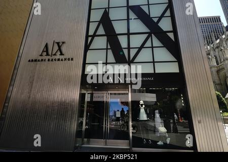 Vue sur la boutique Armani Exchange pendant la pandémie du coronavirus sur 20 mai 2020, au 5th Ave., à New York. Le COVID-19 s'est répandu dans la plupart des pays du monde, faisant plus de 316 000 morts et plus de 4,8 millions d'infections signalées. (Photo de John Nacion/NurPhoto) Banque D'Images