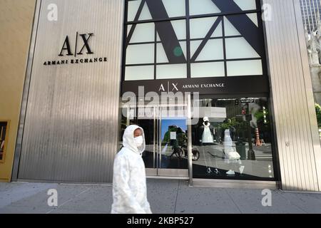 Vue sur la boutique Armani Exchange pendant la pandémie du coronavirus sur 20 mai 2020, au 5th Ave., à New York. Le COVID-19 s'est répandu dans la plupart des pays du monde, faisant plus de 316 000 morts et plus de 4,8 millions d'infections signalées. (Photo de John Nacion/NurPhoto) Banque D'Images