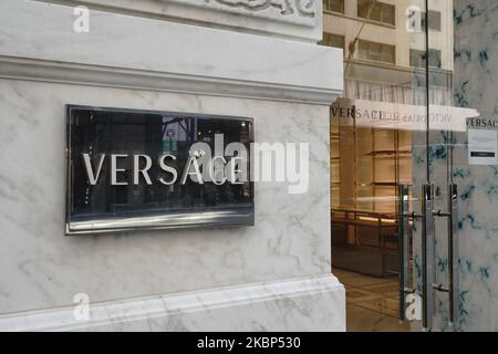 Vue sur la boutique Versace pendant la pandémie du coronavirus sur 20 mai 2020, au 5th Ave., à New York. Le COVID-19 s'est répandu dans la plupart des pays du monde, faisant plus de 316 000 morts et plus de 4,8 millions d'infections signalées. (Photo de John Nacion/NurPhoto) Banque D'Images