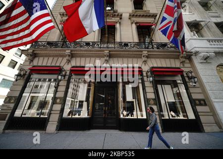 Vue sur la boutique Cartier pendant la pandémie du coronavirus sur 20 mai 2020, au 5th Ave., à New York. Le COVID-19 s'est répandu dans la plupart des pays du monde, faisant plus de 316 000 morts et plus de 4,8 millions d'infections signalées. (Photo de John Nacion/NurPhoto) Banque D'Images