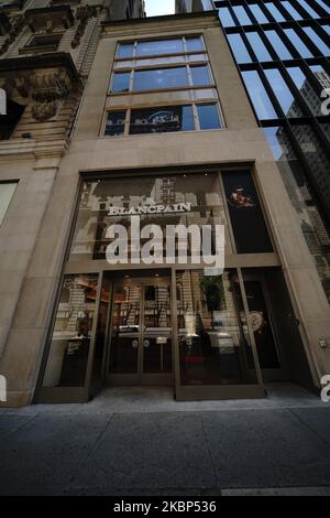 Vue sur Blancpain Boutique pendant la pandémie du coronavirus sur 20 mai 2020, au 5th Ave., à New York. Le COVID-19 s'est répandu dans la plupart des pays du monde, faisant plus de 316 000 morts et plus de 4,8 millions d'infections signalées. (Photo de John Nacion/NurPhoto) Banque D'Images