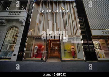 Une vue sur la boutique Longchamp pendant la pandémie du coronavirus sur 20 mai 2020, au 5th Ave., à New York. Le COVID-19 s'est répandu dans la plupart des pays du monde, faisant plus de 316 000 morts et plus de 4,8 millions d'infections signalées. (Photo de John Nacion/NurPhoto) Banque D'Images