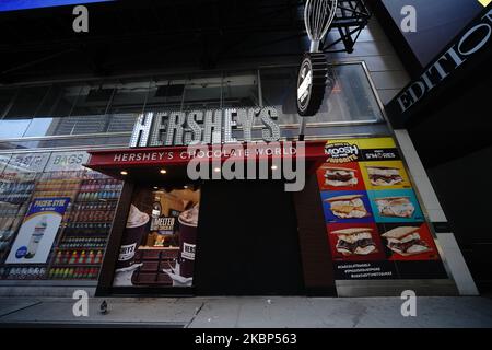 Vue sur le magasin Hershey's à Times Square pendant la pandémie du coronavirus à 20 mai 2020, dans la ville de New York. Le COVID-19 s'est répandu dans la plupart des pays du monde, faisant plus de 316 000 morts et plus de 4,8 millions d'infections signalées. (Photo de John Nacion/NurPhoto) Banque D'Images