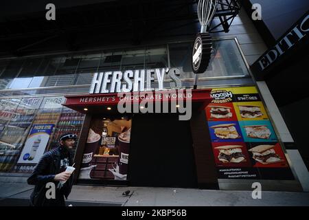 Vue sur le magasin Hershey's à Times Square pendant la pandémie du coronavirus à 20 mai 2020, dans la ville de New York. Le COVID-19 s'est répandu dans la plupart des pays du monde, faisant plus de 316 000 morts et plus de 4,8 millions d'infections signalées. (Photo de John Nacion/NurPhoto) Banque D'Images