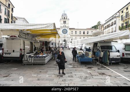 Le nouveau décret a donné le feu vert à la réouverture des marchés et des bars en plein air. Obligation de porter des masques, des gants et de maintenir une distance de sécurité d'un mètre ou plus. Sur la photo, la réouverture du marché de Padoue sur la Piazza dei Signori, Padoue, Italie, le 22th mai 2020. (Photo de Roberto Silvino/NurPhoto) Banque D'Images