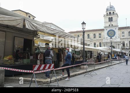 Le nouveau décret a donné le feu vert à la réouverture des marchés et des bars en plein air. Obligation de porter des masques, des gants et de maintenir une distance de sécurité d'un mètre ou plus. Sur la photo, la réouverture du marché de Padoue sur la Piazza dei Signori, Padoue, Italie, le 22th mai 2020. (Photo de Roberto Silvino/NurPhoto) Banque D'Images