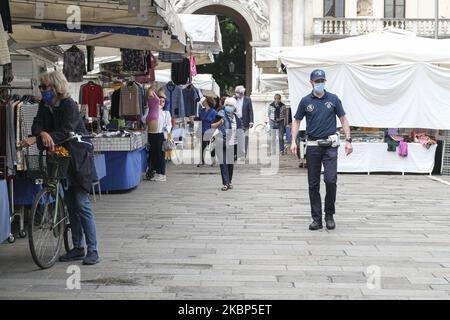 Le nouveau décret a donné le feu vert à la réouverture des marchés et des bars en plein air. Obligation de porter des masques, des gants et de maintenir une distance de sécurité d'un mètre ou plus. Sur la photo, la réouverture du marché de Padoue sur la Piazza dei Signori, Padoue, Italie, le 22th mai 2020. (Photo de Roberto Silvino/NurPhoto) Banque D'Images