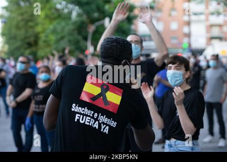 Beltrand Ndongo de VOX arguant avec le protestant anti-fasciste à Madrid, Espagne sur 22 mai 2020. (Photo de Jon Imanol Reino/NurPhoto) Banque D'Images
