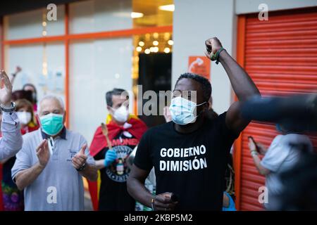 Beltrand Ndongo de VOX discutant avec des manifestants antifascistes à Madrid, en Espagne, sur 22 mai 2020. (Photo de Jon Imanol Reino/NurPhoto) Banque D'Images