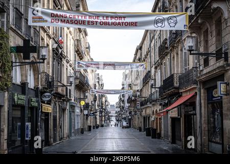 Vue sur la rue Sainte Catherine à Bordeaux, en France, sur 21 mai 2020, la plus longue rue commerçante d'Europe, où des bannières d'information sur le port du masque obligatoire et le rappel des consignes de sécurité ont été installés. (Photo de Fabien Palueau/NurPhoto) Banque D'Images