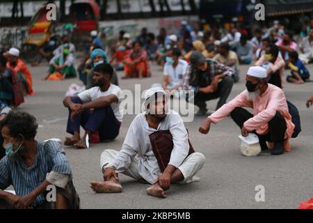 Des gens attendent de l'aide alimentaire pendant un confinement à la suite de l'épidémie de coronavirus COVID-19 à Dhaka, au Bangladesh, sur 22 mai 2020. (Photo de Rehman Asad/NurPhoto) Banque D'Images