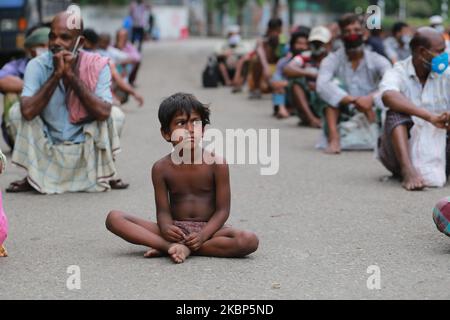 Des gens attendent de l'aide alimentaire pendant un confinement à la suite de l'épidémie de coronavirus COVID-19 à Dhaka, au Bangladesh, sur 22 mai 2020. (Photo de Rehman Asad/NurPhoto) Banque D'Images