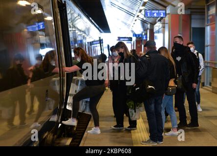 Des passants embarquent dans le train à la gare centrale de Cracovie. L'opérateur ferroviaire national polonais PKP Intercity a restauré le trafic à grande vitesse. Les premiers trains Pendolino sont retournés sur les rails aujourd'hui après une suspension de deux mois. Cependant, seule la route Cracovie – Varsovie – Gdynia est actuellement desservie. Vendredi, 22 mai 2020, Cracovie, petite Pologne Voivodeship, Pologne (photo par Artur Widak/NurPhoto) Banque D'Images