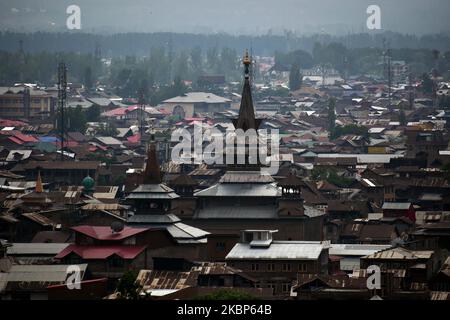 Vue de la grande mosquée de Srinagar, Cachemire sur 22 mai 2020.aucune prière de congrégationale n'a été tenue dans les mosquées et les sanctuaires vendredi dernier du Ramadan à travers le Cachemire en raison de l'enfermer à l'échelle nationale pour arrêter la propagation du coronavirus COVID-19. (Photo par Faisal Khan/NurPhoto) Banque D'Images