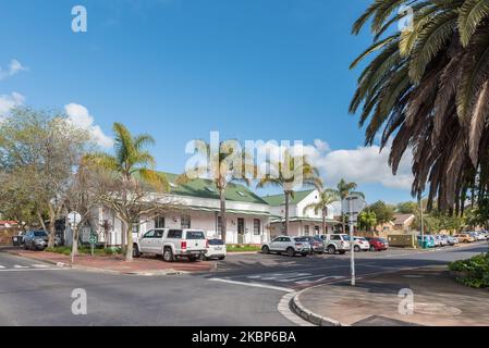 DURBANVILLE, AFRIQUE DU SUD - SEP 12, 2022: Une scène de rue, avec des entreprises et des véhicules, à Durbanville dans la région du Cap métroplitan Banque D'Images