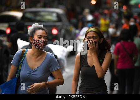 Le client portant un masque facial comme mesure préventive au marché de la mode de Pratunam samedi, 23 mai 2020 à Bangkok, Thaïlande. Alors que la Thaïlande a pu rouvrir des centres commerciaux et assouplir les mesures de lutte contre la propagation du coronavirus après que le confinement de la Thaïlande ait été partiellement levé et que le nombre de nouvelles infections continue de diminuer. (Photo de Vachira Vachira/NurPhoto) Banque D'Images