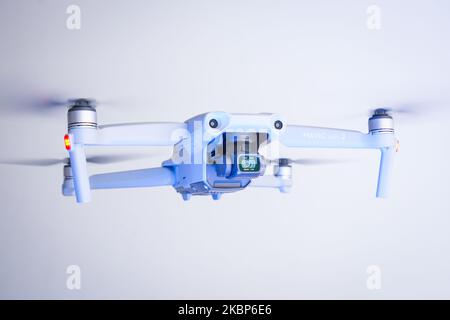 Un quadricoptère DJI Mavic Air 2 est vu voler à l'intérieur à Varsovie, en Pologne, sur 23 mai 2020. (Photo Illustration par Jaap Arriens/NurPhoto) Banque D'Images