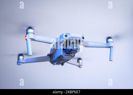 Un quadricoptère DJI Mavic Air 2 est vu voler à l'intérieur à Varsovie, en Pologne, sur 23 mai 2020. (Photo Illustration par Jaap Arriens/NurPhoto) Banque D'Images