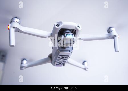 Un quadricoptère DJI Mavic Air 2 est vu voler à l'intérieur à Varsovie, en Pologne, sur 23 mai 2020. (Photo Illustration par Jaap Arriens/NurPhoto) Banque D'Images