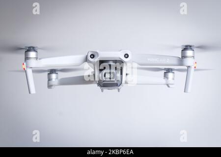 Un quadricoptère DJI Mavic Air 2 est vu voler à l'intérieur à Varsovie, en Pologne, sur 23 mai 2020. (Photo Illustration par Jaap Arriens/NurPhoto) Banque D'Images