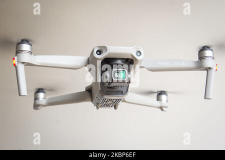 Un quadricoptère DJI Mavic Air 2 est vu voler à l'intérieur à Varsovie, en Pologne, sur 23 mai 2020. (Photo Illustration par Jaap Arriens/NurPhoto) Banque D'Images