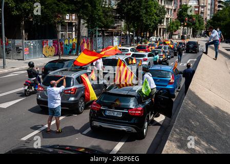 Les partisans d'extrême-droite de VOX participent à un défilé de voitures pour protester contre la gestion de la crise de la COVID-19 par le gouvernement de Pedro Sanchez sur 23 mai 2020 à Gérone, en Espagne. Les extrêmes du côté droit de l'Espagne Vox ont protesté aujourd'hui dans les quatre grandes villes de Catalogne. (Photo par Adria Salido Zarco/NurPhoto) Banque D'Images