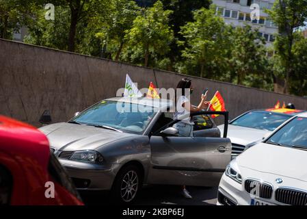 Les partisans d'extrême-droite de VOX participent à un défilé de voitures pour protester contre la gestion de la crise de la COVID-19 par le gouvernement de Pedro Sanchez sur 23 mai 2020 à Gérone, en Espagne. Les extrêmes du côté droit de l'Espagne Vox ont protesté aujourd'hui dans les quatre grandes villes de Catalogne. (Photo par Adria Salido Zarco/NurPhoto) Banque D'Images