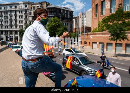 Les partisans d'extrême-droite de VOX participent à un défilé de voitures pour protester contre la gestion de la crise de la COVID-19 par le gouvernement de Pedro Sanchez sur 23 mai 2020 à Gérone, en Espagne. Les extrêmes du côté droit de l'Espagne Vox ont protesté aujourd'hui dans les quatre grandes villes de Catalogne. (Photo par Adria Salido Zarco/NurPhoto) Banque D'Images