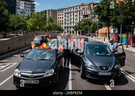 Les partisans d'extrême-droite de VOX participent à un défilé de voitures pour protester contre la gestion de la crise de la COVID-19 par le gouvernement de Pedro Sanchez sur 23 mai 2020 à Gérone, en Espagne. Les extrêmes du côté droit de l'Espagne Vox ont protesté aujourd'hui dans les quatre grandes villes de Catalogne. (Photo par Adria Salido Zarco/NurPhoto) Banque D'Images