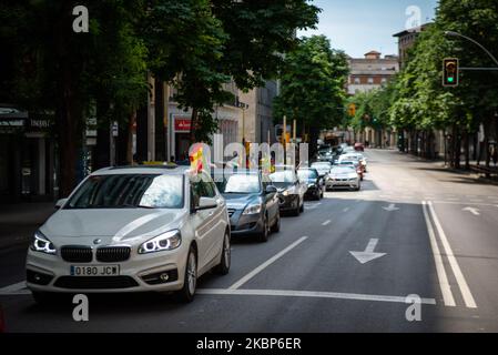 Les partisans d'extrême-droite de VOX participent à un défilé de voitures pour protester contre la gestion de la crise de la COVID-19 par le gouvernement de Pedro Sanchez sur 23 mai 2020 à Gérone, en Espagne. Les extrêmes du côté droit de l'Espagne Vox ont protesté aujourd'hui dans les quatre grandes villes de Catalogne. (Photo par Adria Salido Zarco/NurPhoto) Banque D'Images