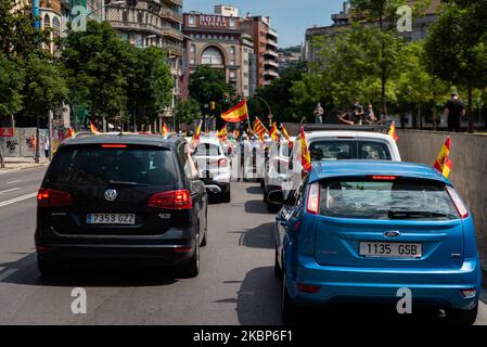 Les partisans d'extrême-droite de VOX participent à un défilé de voitures pour protester contre la gestion de la crise de la COVID-19 par le gouvernement de Pedro Sanchez sur 23 mai 2020 à Gérone, en Espagne. Les extrêmes du côté droit de l'Espagne Vox ont protesté aujourd'hui dans les quatre grandes villes de Catalogne. (Photo par Adria Salido Zarco/NurPhoto) Banque D'Images