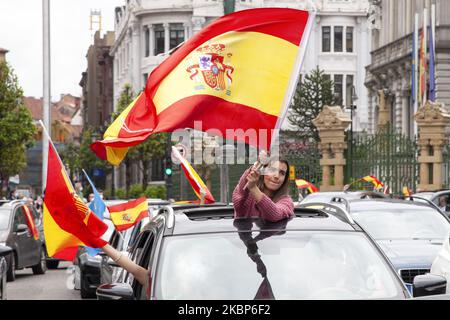 Les partisans d'extrême-droite de VOX participent à un défilé de voitures pour protester contre la gestion de la crise de la COVID-19 par le gouvernement de Pedro Sanchez sur 23 mai 2020 à Oviedo, Espagne. Le parti politique de droite Vox a tenu ce samedi à 12 heures, un appel à manifester dans les principales capitales d'Espagne en raison de la vague d'indignation contre le Gouvernement pour la gestion de la crise du coronavirus et l'état d'alarme, Il est en incubation depuis mars et se reflète de façon spectaculaire dans le nombre élevé de décès et d'infections, les erreurs présumées commises et les conséquences économiques et de l'emploi inquiétantes. (Photo Banque D'Images