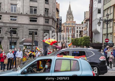 Les partisans d'extrême-droite de VOX participent à un défilé de voitures pour protester contre la gestion de la crise de la COVID-19 par le gouvernement de Pedro Sanchez sur 23 mai 2020 à Oviedo, Espagne. Le parti politique de droite Vox a tenu ce samedi à 12 heures, un appel à manifester dans les principales capitales d'Espagne en raison de la vague d'indignation contre le Gouvernement pour la gestion de la crise du coronavirus et l'état d'alarme, Il est en incubation depuis mars et se reflète de façon spectaculaire dans le nombre élevé de décès et d'infections, les erreurs présumées commises et les conséquences économiques et de l'emploi inquiétantes. (Photo Banque D'Images