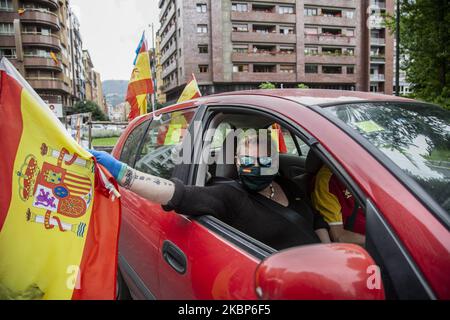 Les partisans d'extrême-droite de VOX participent à un défilé de voitures pour protester contre la gestion de la crise de la COVID-19 par le gouvernement de Pedro Sanchez sur 23 mai 2020 à Oviedo, Espagne. Le parti politique de droite Vox a tenu ce samedi à 12 heures, un appel à manifester dans les principales capitales d'Espagne en raison de la vague d'indignation contre le Gouvernement pour la gestion de la crise du coronavirus et l'état d'alarme, Il est en incubation depuis mars et se reflète de façon spectaculaire dans le nombre élevé de décès et d'infections, les erreurs présumées commises et les conséquences économiques et de l'emploi inquiétantes. (Photo Banque D'Images