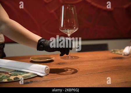 Le travailleur des restaurants étoilés au Michelin du groupe ''la credenza'' se prépare à rouvrir au public après que la région du Piémont ait établi que les restaurants pourront ouvrir à partir du samedi 23 mai après le ralentissement de l'épidémie de covid19 à Turin, Italie, le 22 mai 2020. Les ouvertures exigent le respect d'un règlement qui assure la distanciation entre les dîneurs, la stérilisation des zones communes. (Photo de Mauro Ujetto/NurPhoto) Banque D'Images