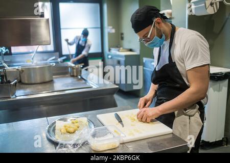 Le travailleur des restaurants étoilés au Michelin du groupe ''la credenza'' se prépare à rouvrir au public après que la région du Piémont ait établi que les restaurants pourront ouvrir à partir du samedi 23 mai après le ralentissement de l'épidémie de covid19 à Turin, Italie, le 22 mai 2020. Les ouvertures exigent le respect d'un règlement qui assure la distanciation entre les dîneurs, la stérilisation des zones communes. (Photo de Mauro Ujetto/NurPhoto) Banque D'Images