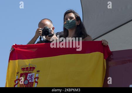Le parti d'extrême-droite espagnol Vox Rocio Monasterio, portant un masque facial, se déplace dans un bus à toit ouvert lors d'une « caravane pour l'Espagne et sa liberté » proteste contre le gouvernement espagnol à la Plaza de Colon à Madrid sur 23 mai 2020. - Espagne, (photo d'Oscar Gonzalez/NurPhoto) Banque D'Images