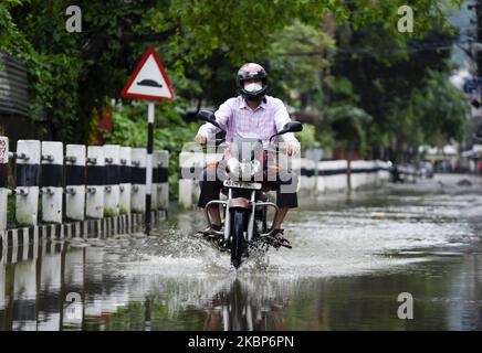 Les navetteurs se sont empatés dans des rues où l'eau a été englouti après une forte pluie à Guwahati, Assam, Inde, samedi, 23 mai 2020. (Photo de David Talukdar/NurPhoto) Banque D'Images