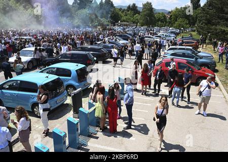 Bien que leurs cérémonies de remise des diplômes aient été annulées en raison de l'épidémie du coronavirus, les diplômés du secondaire ont célébré leur rencontre dans un parking à la périphérie de Sofia, Bulgarie, samedi, 23 mai. Depuis que la Bulgarie a mis fin à ses mesures d'urgence COVID-19, les Bulgares ont commencé à se rassembler publiquement. Jusqu'à présent, les cas de coronavirus en Bulgarie semblent nettement inférieurs à ceux des autres pays européens. (Photo de Jodi Hilton/NurPhoto) Banque D'Images