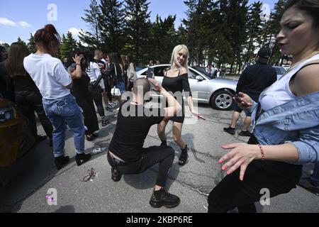 Bien que leurs cérémonies de remise des diplômes aient été annulées en raison de l'épidémie du coronavirus, les diplômés du secondaire ont célébré leur rencontre dans un parking à la périphérie de Sofia, Bulgarie, samedi, 23 mai. Depuis que la Bulgarie a mis fin à ses mesures d'urgence COVID-19, les Bulgares ont commencé à se rassembler publiquement. Jusqu'à présent, les cas de coronavirus en Bulgarie semblent nettement inférieurs à ceux des autres pays européens. (Photo de Jodi Hilton/NurPhoto) Banque D'Images