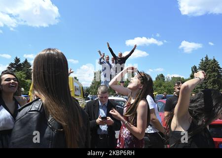 Bien que leurs cérémonies de remise des diplômes aient été annulées en raison de l'épidémie du coronavirus, les diplômés du secondaire ont célébré leur rencontre dans un parking à la périphérie de Sofia, Bulgarie, samedi, 23 mai. Depuis que la Bulgarie a mis fin à ses mesures d'urgence COVID-19, les Bulgares ont commencé à se rassembler publiquement. Jusqu'à présent, les cas de coronavirus en Bulgarie semblent nettement inférieurs à ceux des autres pays européens. (Photo de Jodi Hilton/NurPhoto) Banque D'Images