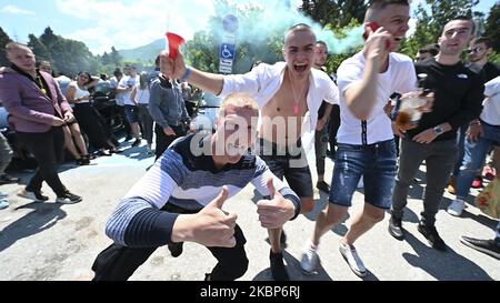 Bien que leurs cérémonies de remise des diplômes aient été annulées en raison de l'épidémie du coronavirus, les diplômés du secondaire ont célébré leur rencontre dans un parking à la périphérie de Sofia, Bulgarie, samedi, 23 mai. Depuis que la Bulgarie a mis fin à ses mesures d'urgence COVID-19, les Bulgares ont commencé à se rassembler publiquement. Jusqu'à présent, les cas de coronavirus en Bulgarie semblent nettement inférieurs à ceux des autres pays européens. (Photo de Jodi Hilton/NurPhoto) Banque D'Images