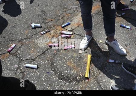 Bien que leurs cérémonies de remise des diplômes aient été annulées en raison de l'épidémie du coronavirus, les diplômés du secondaire ont célébré leur rencontre dans un parking à la périphérie de Sofia, Bulgarie, samedi, 23 mai. Depuis que la Bulgarie a mis fin à ses mesures d'urgence COVID-19, les Bulgares ont commencé à se rassembler publiquement. Jusqu'à présent, les cas de coronavirus en Bulgarie semblent nettement inférieurs à ceux des autres pays européens. (Photo de Jodi Hilton/NurPhoto) Banque D'Images