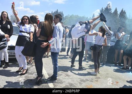 Bien que leurs cérémonies de remise des diplômes aient été annulées en raison de l'épidémie du coronavirus, les diplômés du secondaire ont célébré leur rencontre dans un parking à la périphérie de Sofia, Bulgarie, samedi, 23 mai. Depuis que la Bulgarie a mis fin à ses mesures d'urgence COVID-19, les Bulgares ont commencé à se rassembler publiquement. Jusqu'à présent, les cas de coronavirus en Bulgarie semblent nettement inférieurs à ceux des autres pays européens. (Photo de Jodi Hilton/NurPhoto) Banque D'Images