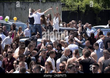 Bien que leurs cérémonies de remise des diplômes aient été annulées en raison de l'épidémie du coronavirus, les diplômés du secondaire ont célébré leur rencontre dans un parking à la périphérie de Sofia, Bulgarie, samedi, 23 mai. Depuis que la Bulgarie a mis fin à ses mesures d'urgence COVID-19, les Bulgares ont commencé à se rassembler publiquement. Jusqu'à présent, les cas de coronavirus en Bulgarie semblent nettement inférieurs à ceux des autres pays européens. (Photo de Jodi Hilton/NurPhoto) Banque D'Images