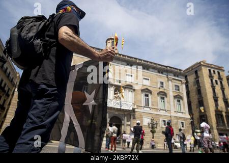 Des représentants des syndicats, des mouvements sociaux et des organisations indépendantistes catalans se réunissent à la Plaça de Sant Jaume à Barcelone, contrairement à ce qu'ils considèrent comme une série de coupes sociales dans l'état d'urgence appliquées par l'État pendant la crise du coronavirus - Covid-19, à Barcelone, Catalogne, Espagne, sur 23 mai, 2020. (Photo d'Albert Llop/NurPhoto) Banque D'Images