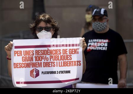 Des représentants des syndicats, des mouvements sociaux et des organisations indépendantistes catalans se réunissent à la Plaça de Sant Jaume à Barcelone, contrairement à ce qu'ils considèrent comme une série de coupes sociales dans l'état d'urgence appliquées par l'État pendant la crise du coronavirus - Covid-19, à Barcelone, Catalogne, Espagne, sur 23 mai, 2020. (Photo d'Albert Llop/NurPhoto) Banque D'Images