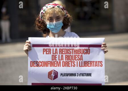 Des représentants des syndicats, des mouvements sociaux et des organisations indépendantistes catalans se réunissent à la Plaça de Sant Jaume à Barcelone, contrairement à ce qu'ils considèrent comme une série de coupes sociales dans l'état d'urgence appliquées par l'État pendant la crise du coronavirus - Covid-19, à Barcelone, Catalogne, Espagne, sur 23 mai, 2020. (Photo d'Albert Llop/NurPhoto) Banque D'Images