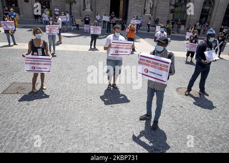 Des représentants des syndicats, des mouvements sociaux et des organisations indépendantistes catalans se réunissent à la Plaça de Sant Jaume à Barcelone, contrairement à ce qu'ils considèrent comme une série de coupes sociales dans l'état d'urgence appliquées par l'État pendant la crise du coronavirus - Covid-19, à Barcelone, Catalogne, Espagne, sur 23 mai, 2020. (Photo d'Albert Llop/NurPhoto) Banque D'Images